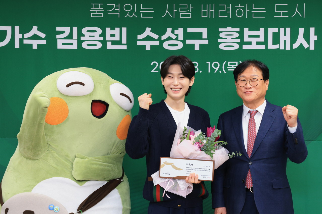 김대권 대구 수성구청장이 지난 19일 트로트 가수 김용빈을 수성구 홍보대사로 위촉 후 기념촬영을 하고 있다. (수성구 제공)