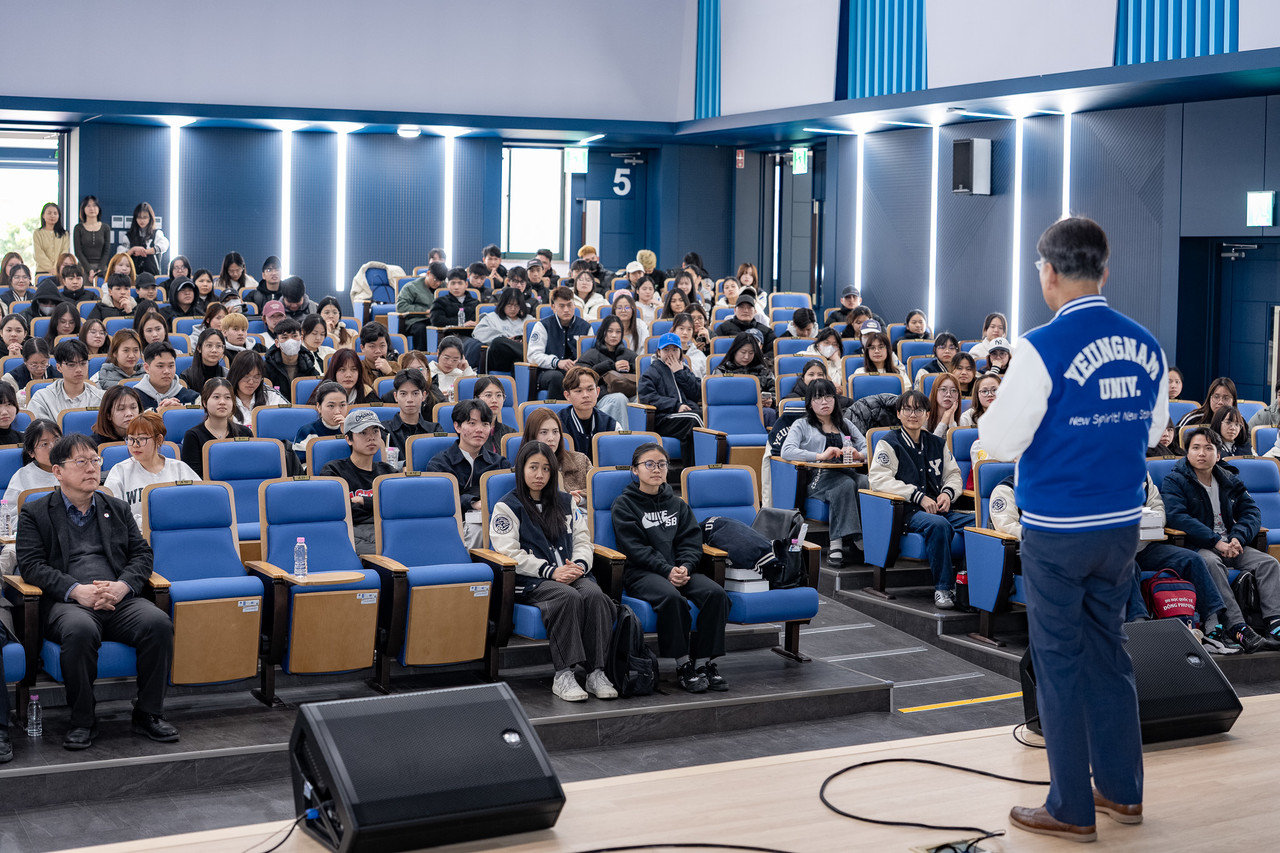 영남대 한국어‧국제언어교육원 소속 어학연수생 대상 ‘학부 입학설명회’에서 연사로 나선 최외출 총장. (영남대 제공)