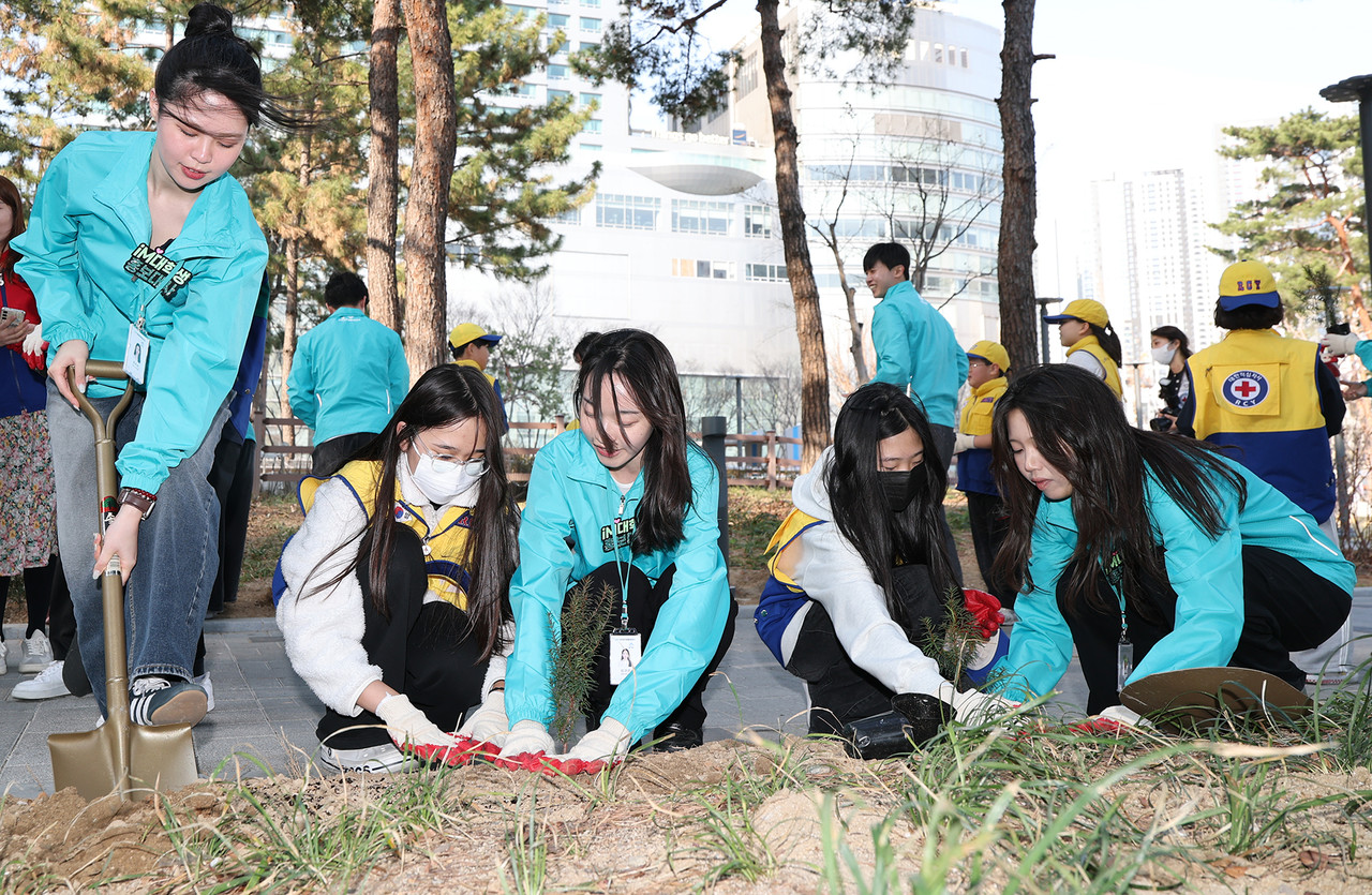 iM뱅크와 대한적십자사 대구지사가 23일 2.28기념 중앙공원에서 도심 생태계 보존과 기후 위기 대응을 위한 ‘나무 한 그루, 탄소중립 한 걸음’ 행사를 열었다. iM뱅크 제공