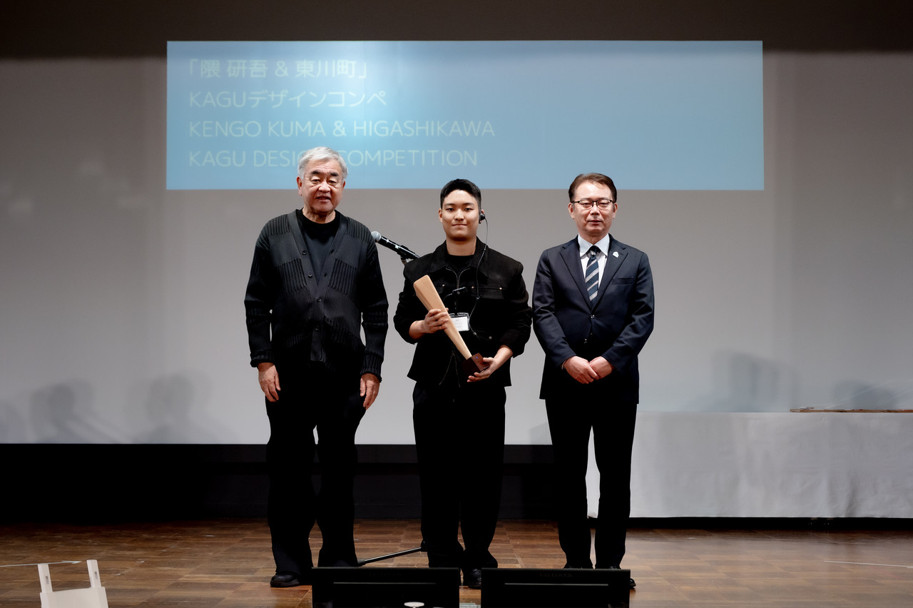 왼쪽부터 심사위원장 쿠마 켄고, 최우수상을 수상한 이준호 학생, 기쿠치 신 히가시카와 정장. (출처=일본 홋카이도 히가시카와정)