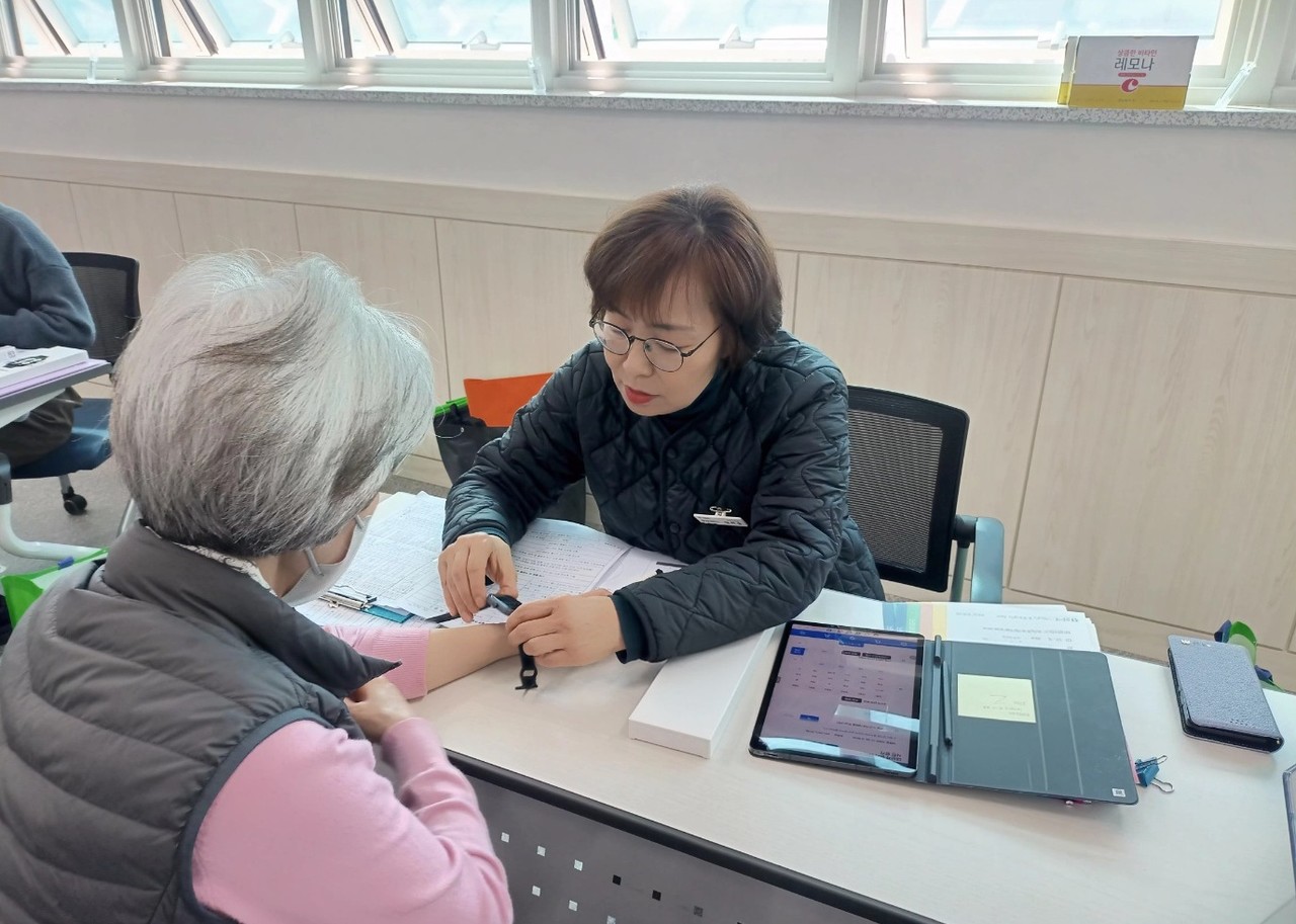 경산시가 65세 이상 어르신 450명을 대상으로 오는 10월 2일까지 비대면 AI·IoT 기반 어르신 건강 관리 사업을 추진한다. (경산시 제공)